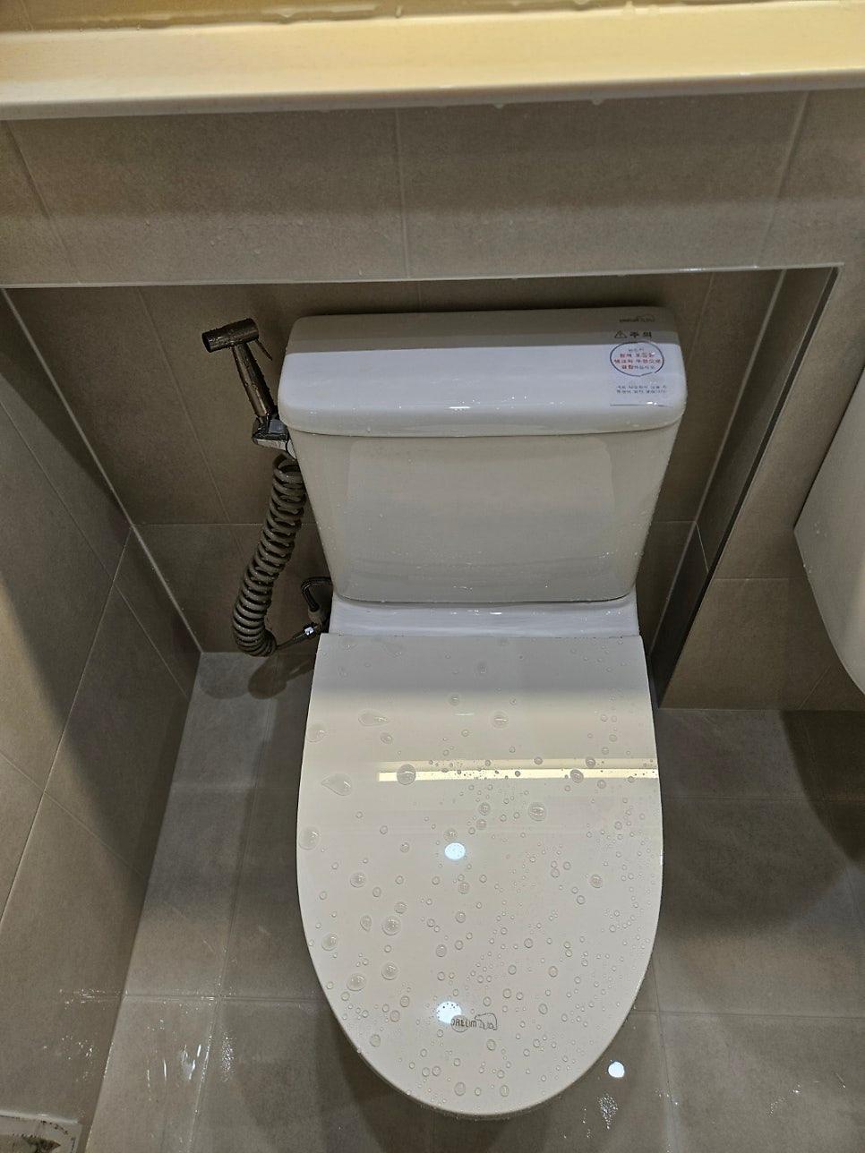 새로 설치된 깨끗한 화이트 세면대와 변기