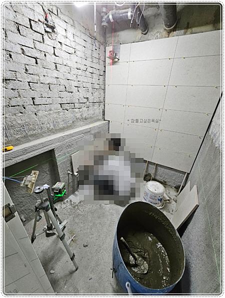 타일 작업을 위한 수공구와 벽면