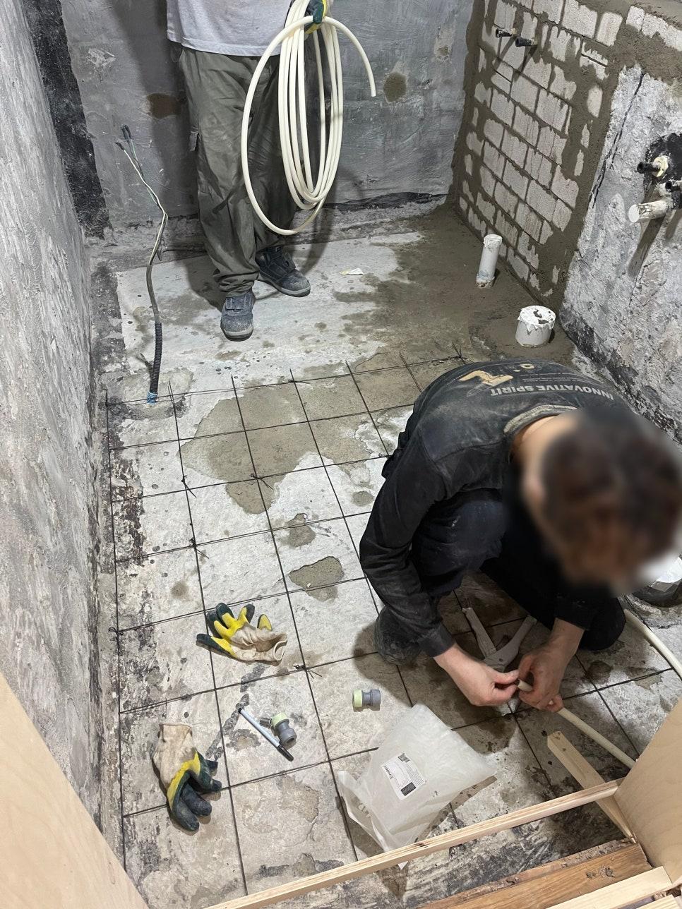 타일 시공을 위해 준비된 수공구와 자재