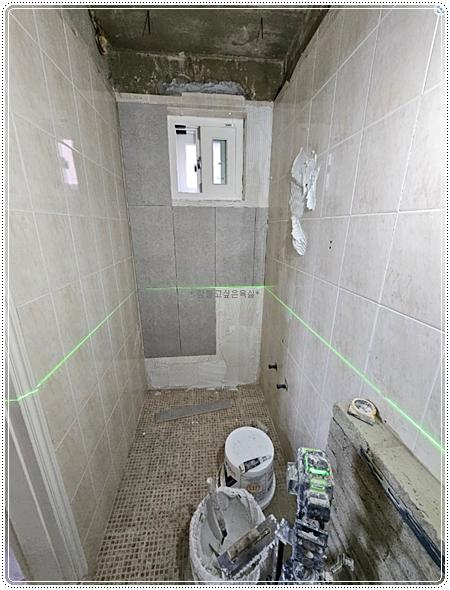 벽면 타일을 차례대로 부착하는 장면