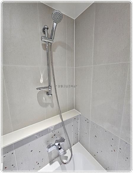 설치가 완료된 슬라이드바 샤워수전