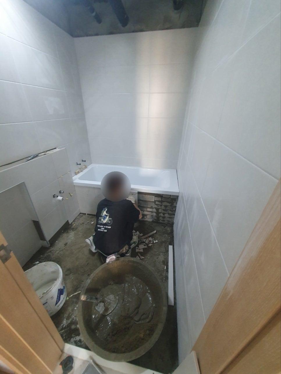 벽면 타일 시공을 위해 줄눈 간격을 맞추는 모습