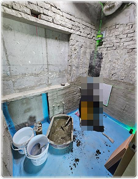 파란색 보호 테이프와 녹색 라인이 보이는 바닥 밑작업 현장