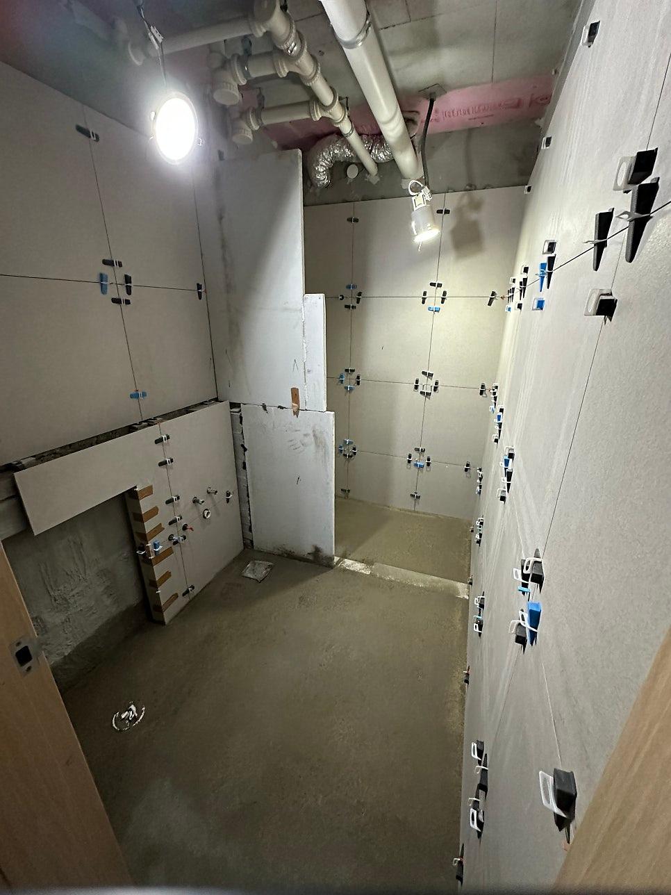 물때 걱정을 줄여주는 폼 세라믹 샤워 파티션 제작 중
