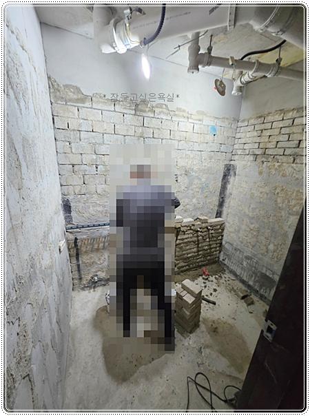 마감재를 모두 걷어낸 벽돌 벽면과 노출 배관