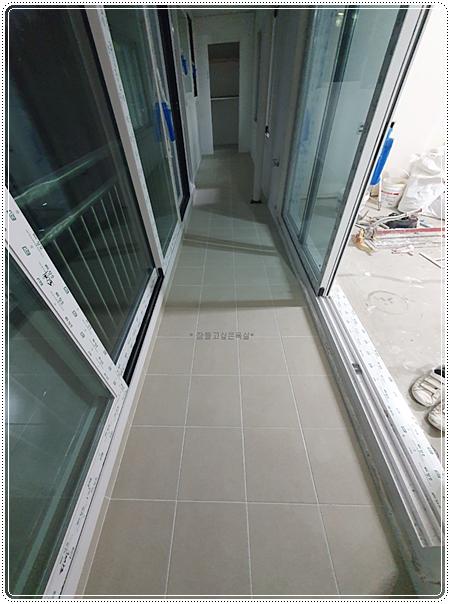 도어 인근 타일 수평을 맞추는 작업 모습