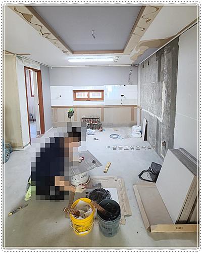 바닥과 수공구가 보이는 철거 단계