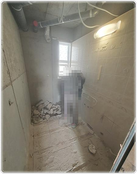 벽면 타일과 바닥 콘크리트가 드러난 철거 현장