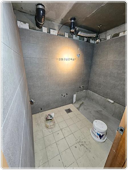 수평을 맞춰 타일을 부착하는 과정