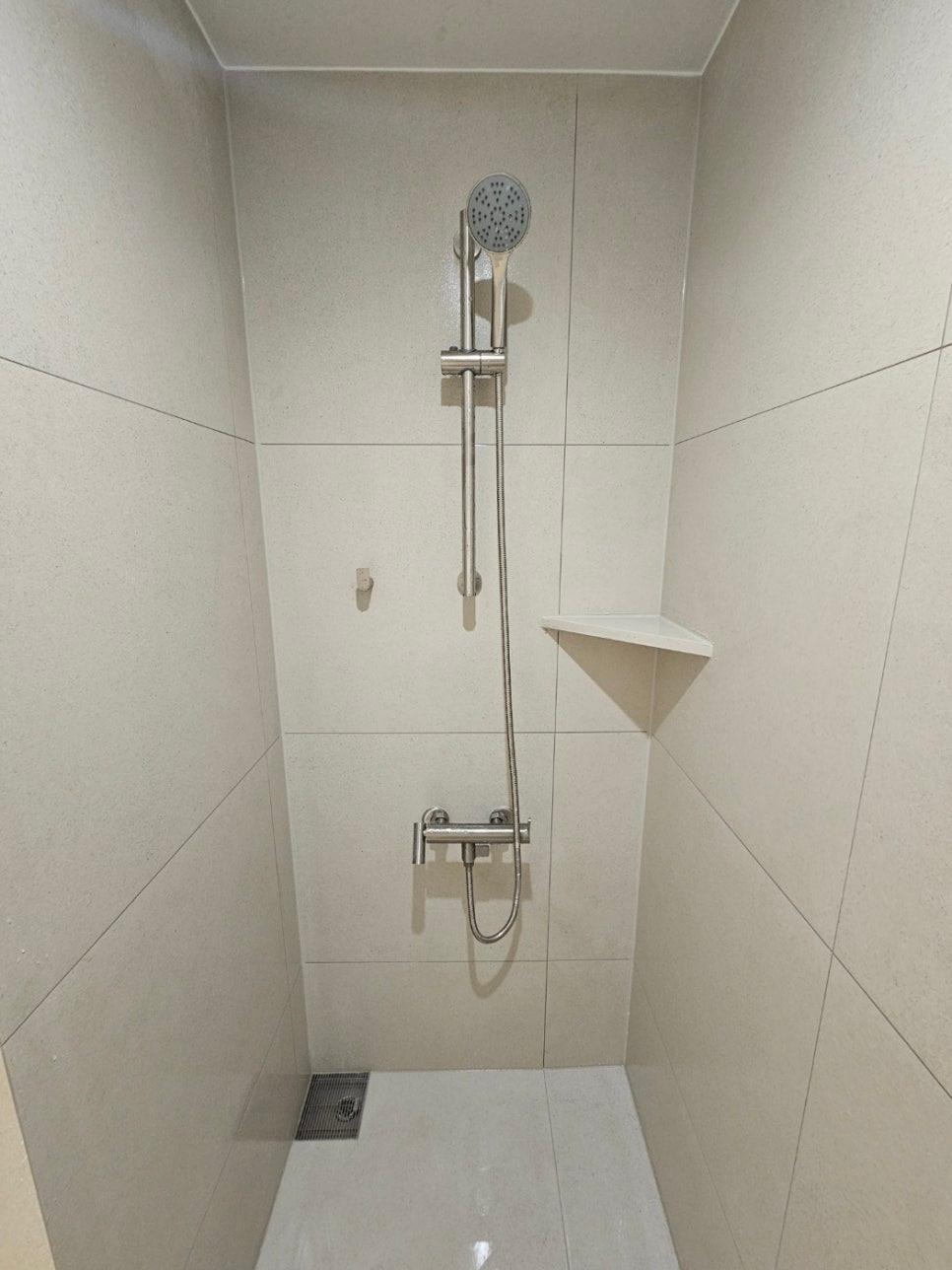 스테인리스 수전이 돋보이는 깔끔한 욕실