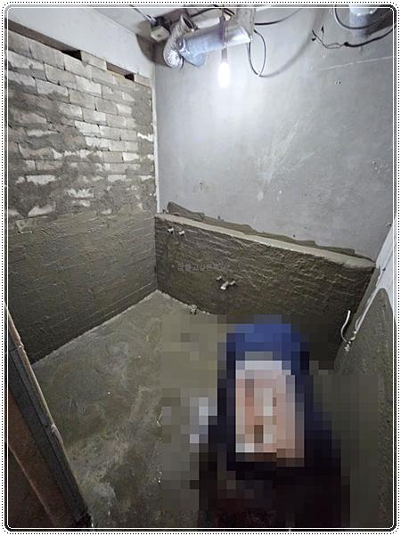 벽돌 조적과 배관 설비가 진행 중인 공간
