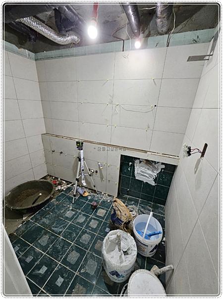 설비 점검 중인 욕실 내부 장면
