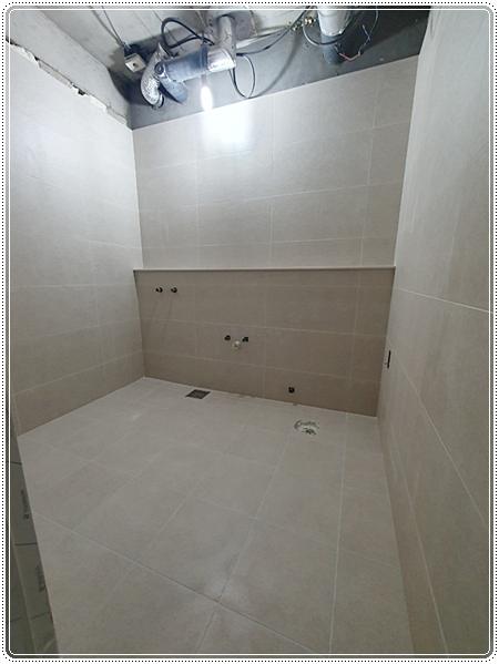 흰색 타일로 마감된 벽과 바닥
