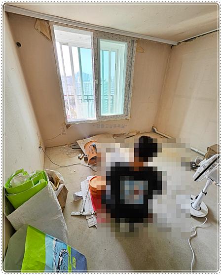 창호 주변의 세부 컷팅 및 마감 작업