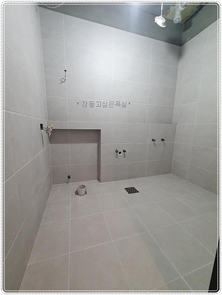 벽 타일 시공 중인 샤워 설비 주변