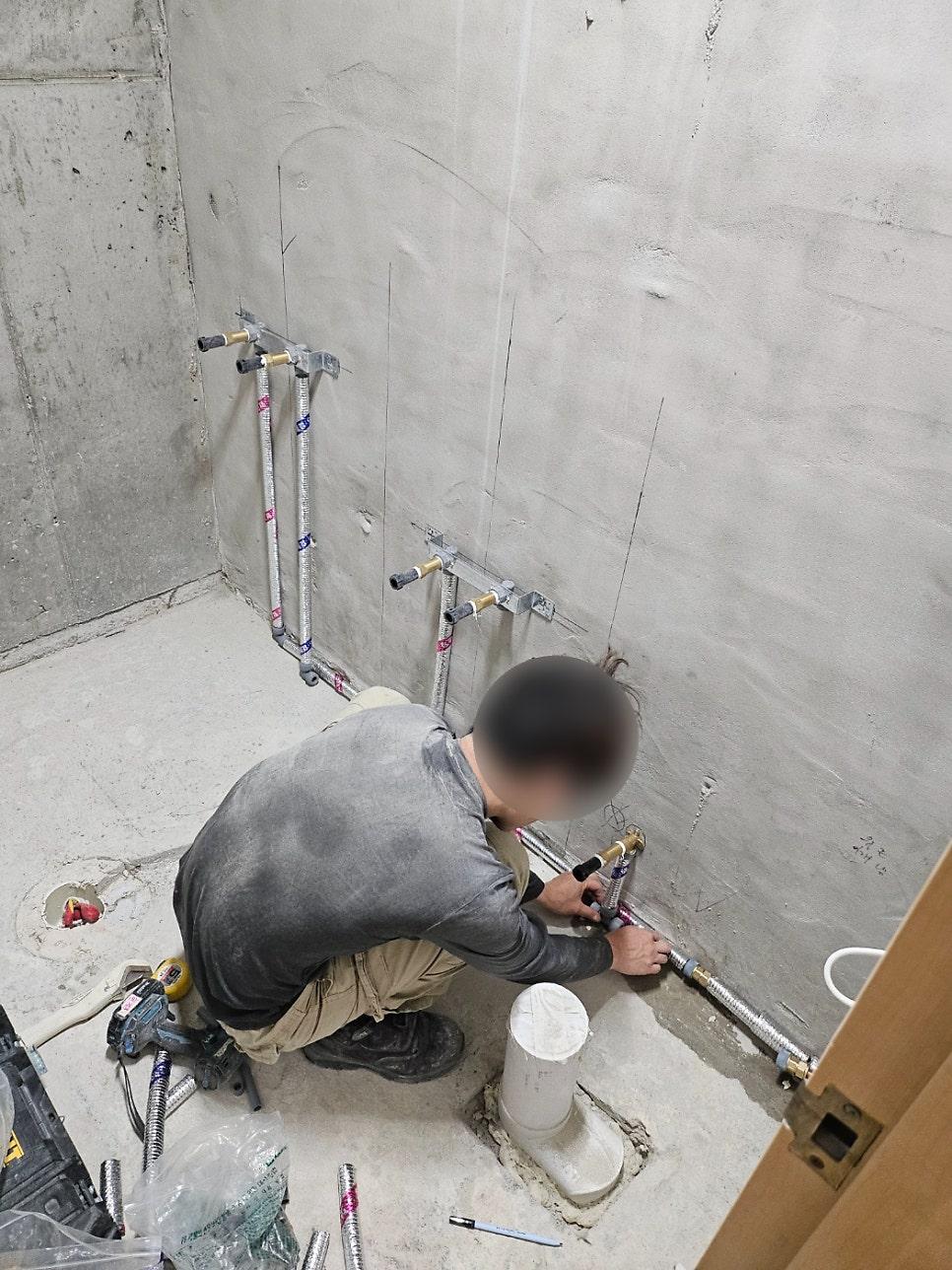 시공 중인 손잡이가 달린 공구의 모습