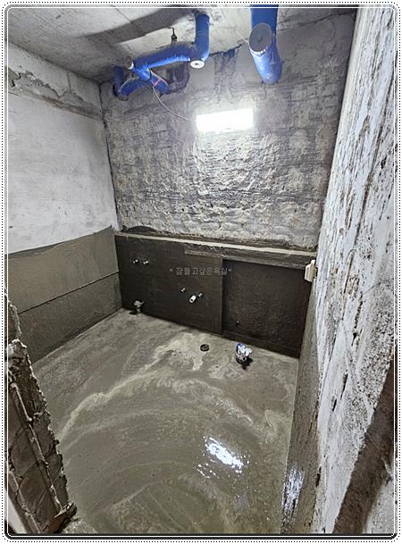 배관과 수전이 노출된 콘크리트 벽면 상태