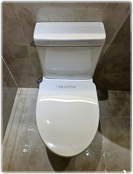 제자리에 설치 완료된 양변기