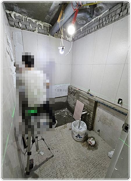 작업 중인 수공구와 도구들