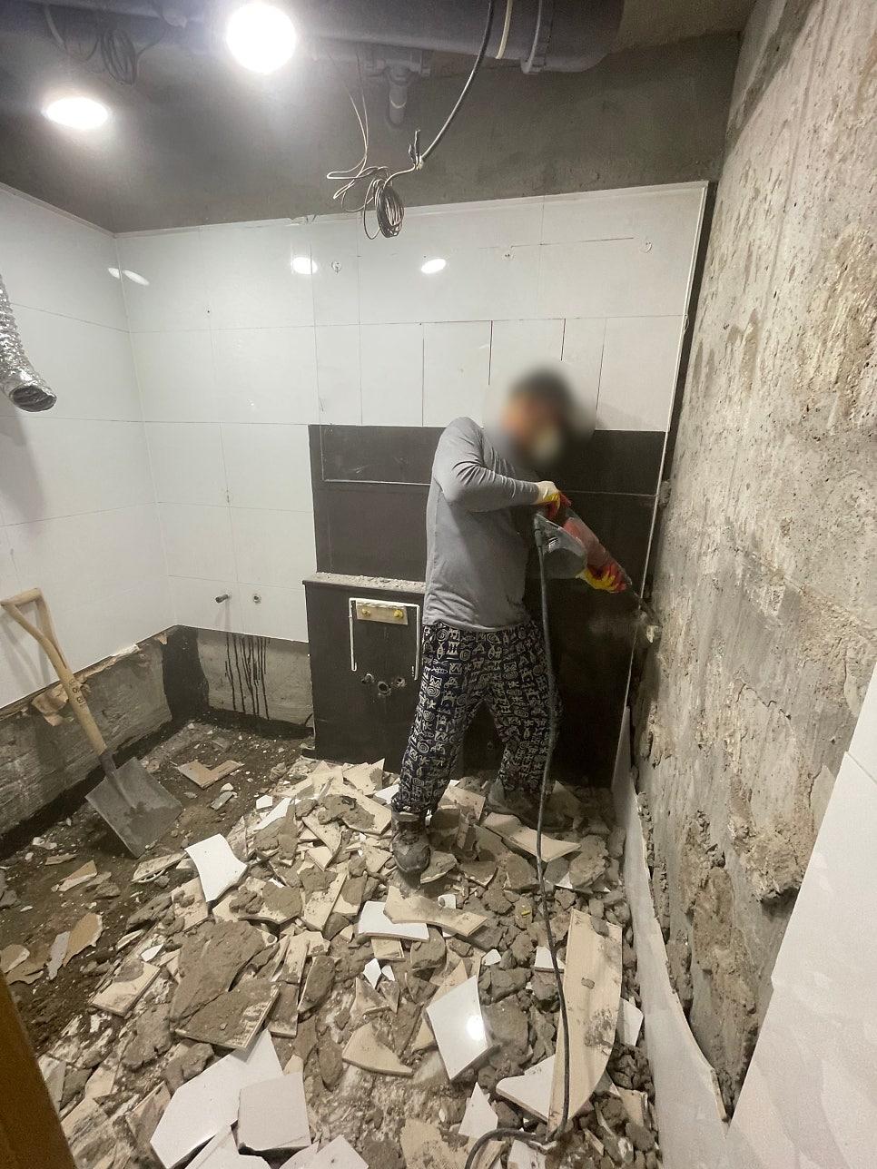 기존 타일을 모두 걷어낸 철거 현장의 모습