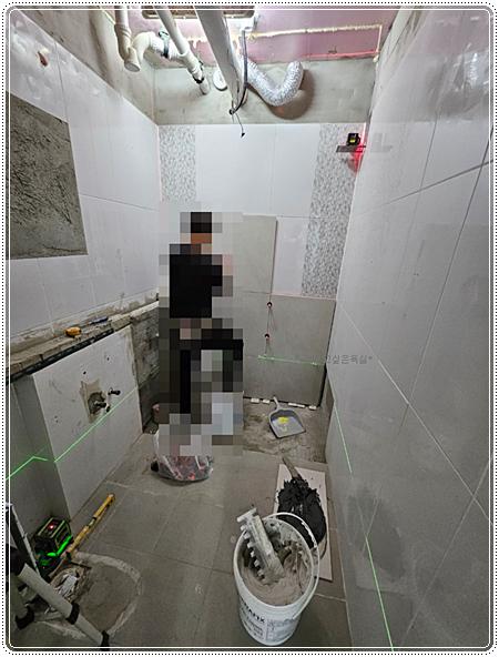 줄눈이 보이는 벽 타일 시공 장면