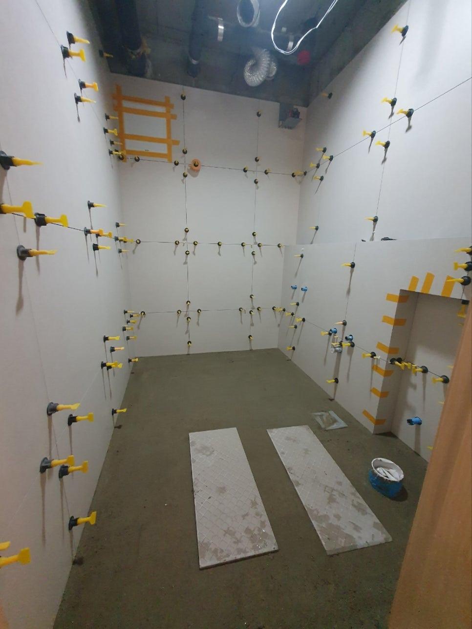 정교한 수평을 맞추며 진행되는 타일 부착 공정