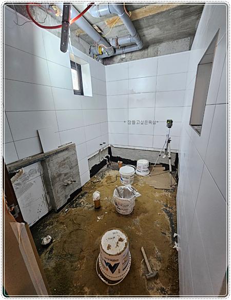 배관이 노출된 상태의 설비 작업 현장