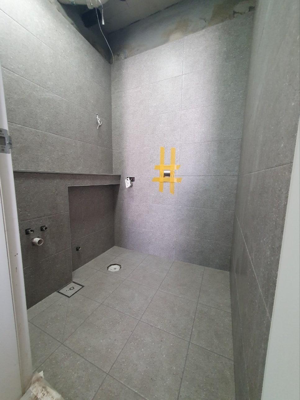 회색 타일이 시공된 안방 욕실의 배관 설치 상태