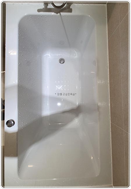 수평을 맞춰 셋팅된 욕조의 모습