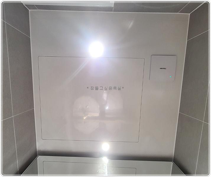 매립등과 점검구가 설치된 화이트 돔 천장