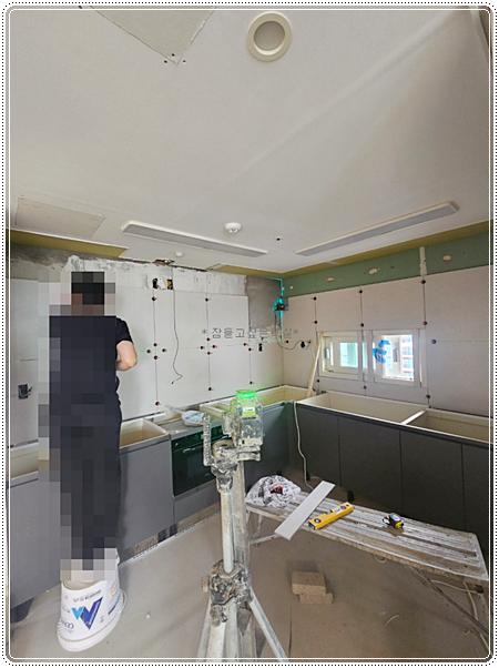 하부장 위로 타일 시공을 준비하는 주방 현장
