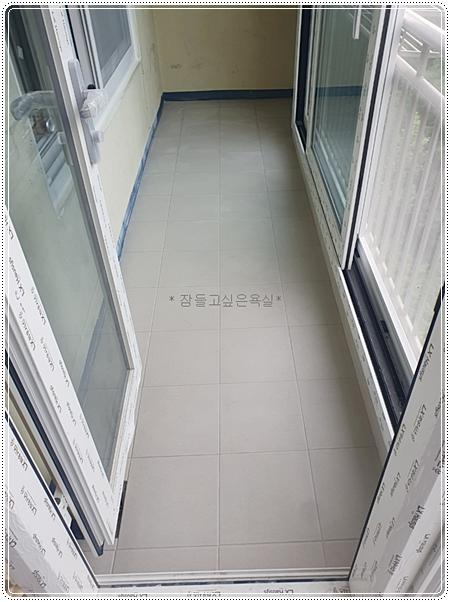 아이보리 타일로 마감된 베란다 전경