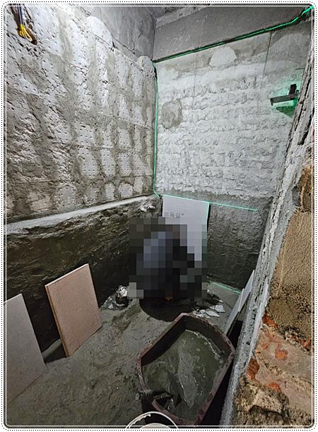 배수통과 벽돌 조각이 놓인 콘크리트 바닥