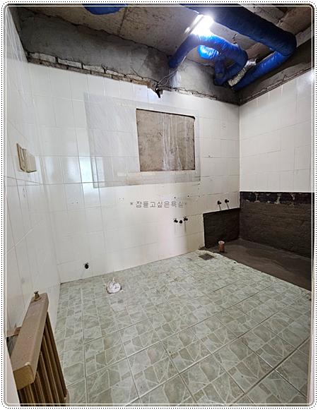 벽면 떠발이 시공과 바닥 타일 작업 중인 모습