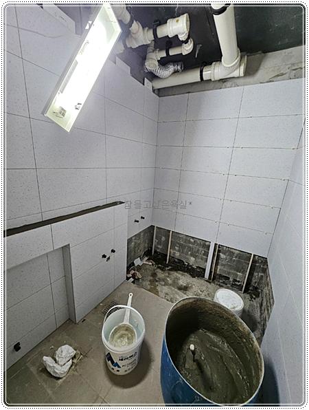 벽면에 시공된 화이트 톤의 타일과 줄눈