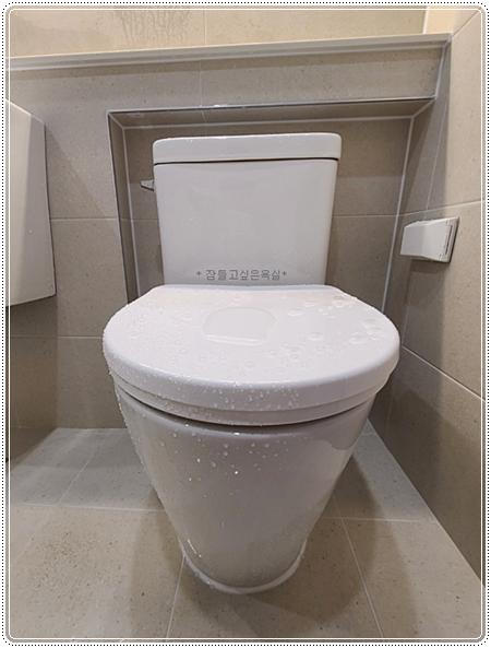 설치 중인 양변기 모습