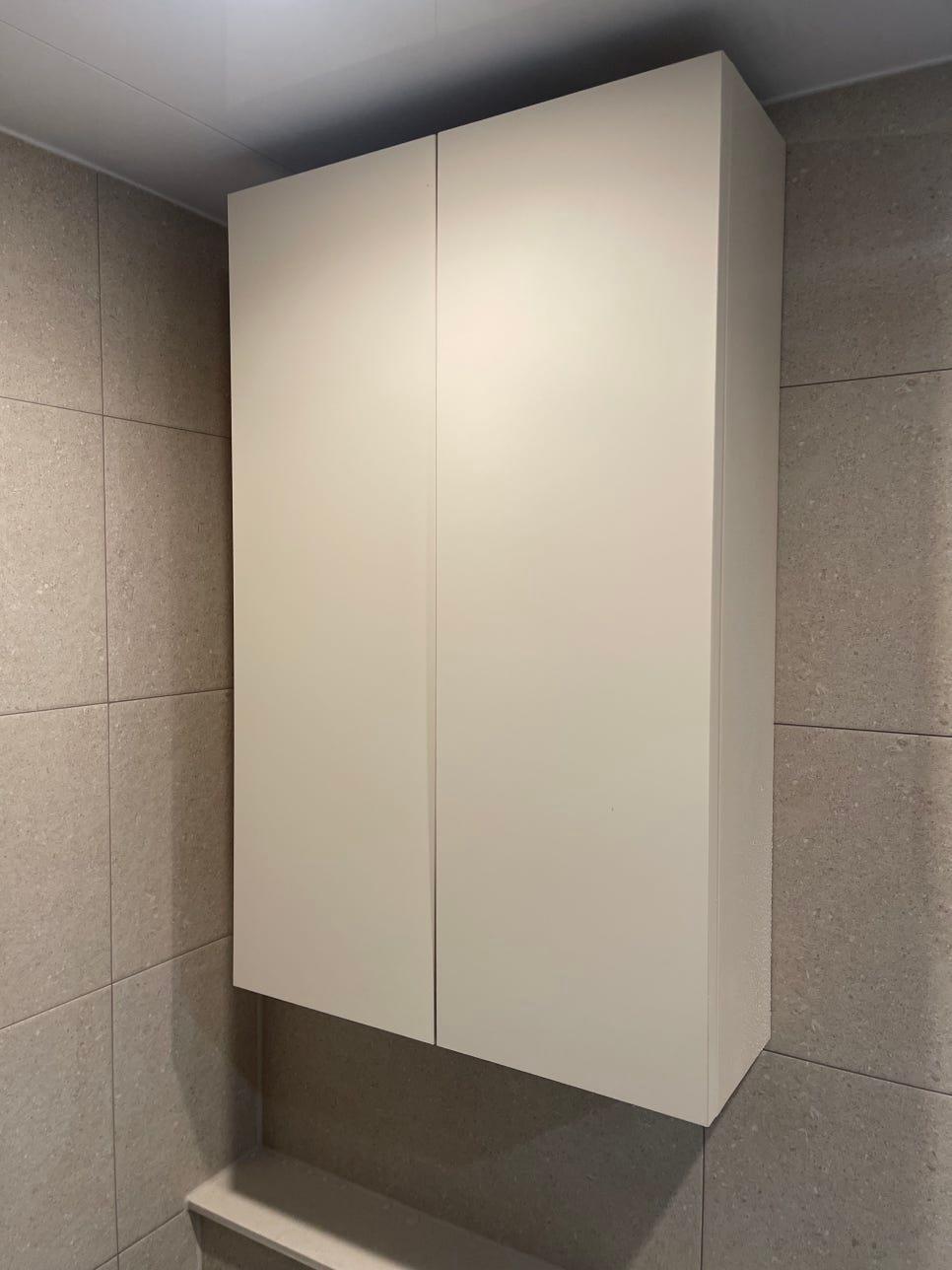 정밀하게 시공된 베이지 톤의 벽 타일 근접샷