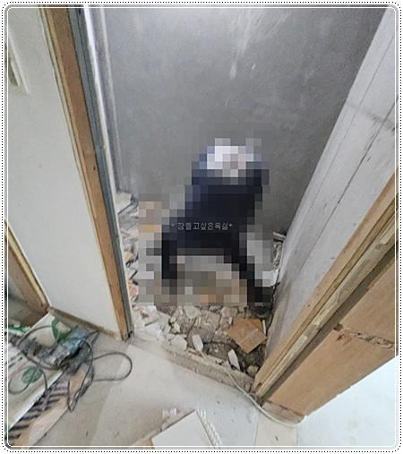 문틀과 벽면 구조물이 드러난 모습