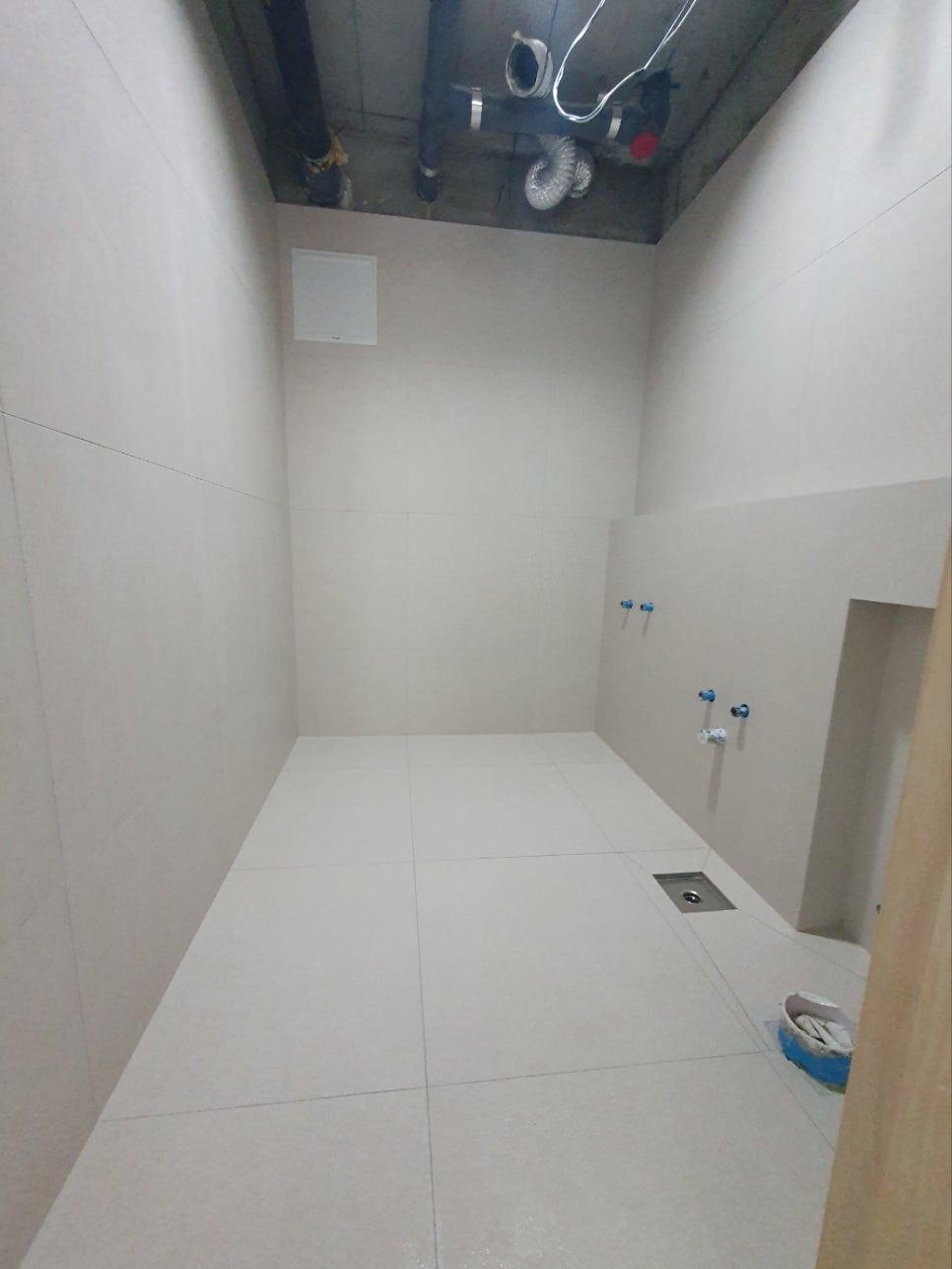 레이저 레벨기로 줄눈 라인을 맞추는 디테일 작업