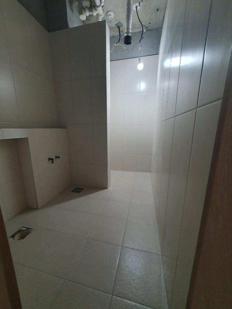 천장 돔 설치 전 배관과 전선이 노출된 상태