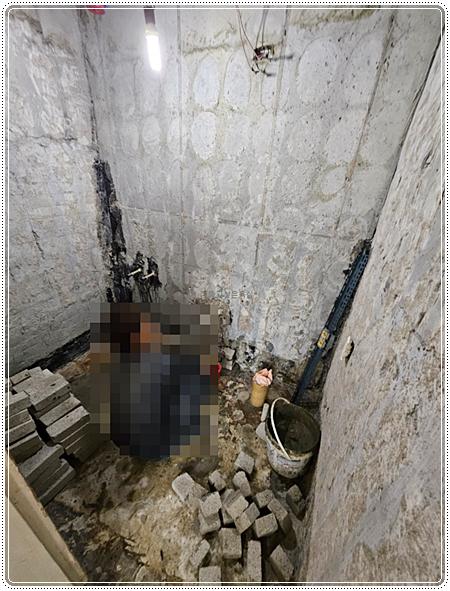 벽과 바닥을 철거 중인 콘크리트 현장