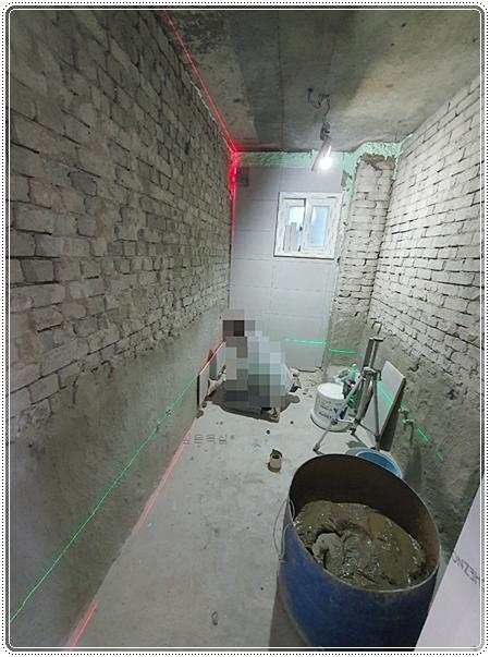 레이저 수평기로 타일 부착 기준선을 잡는 과정