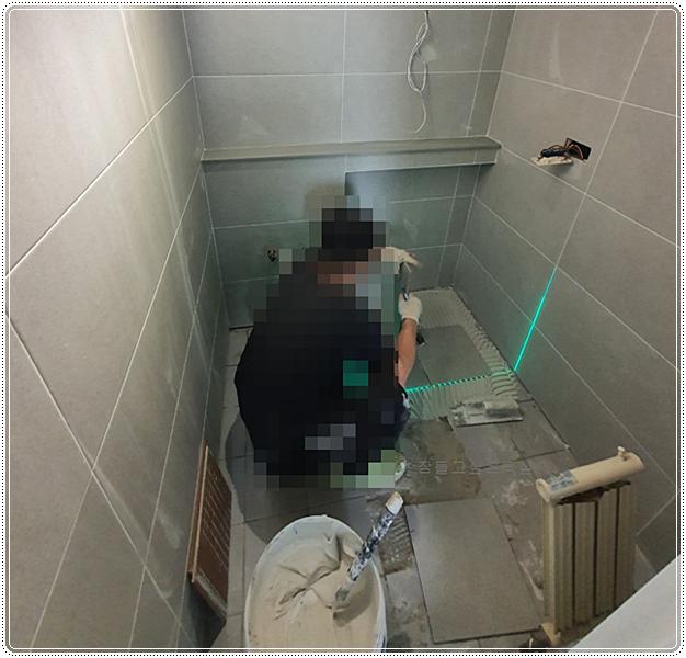 샤워 공간의 타일 시공 단계