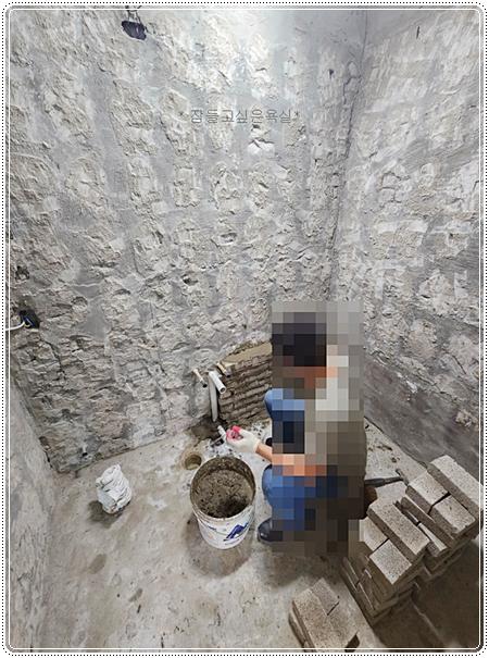 콘크리트 바닥 위에서 진행되는 방수 작업