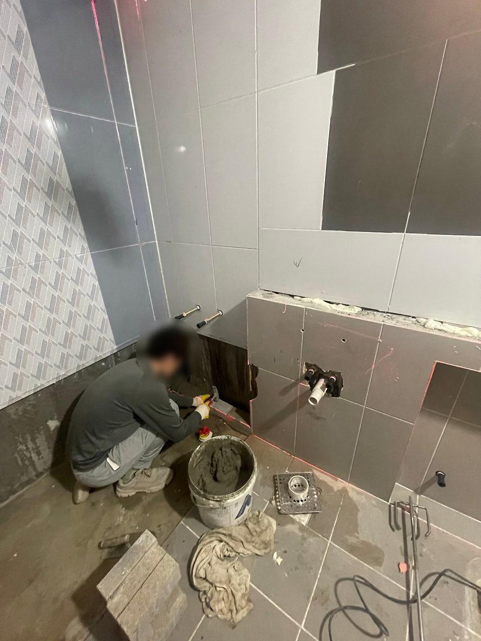 기초 배관과 타일 작업이 진행 중인 모습