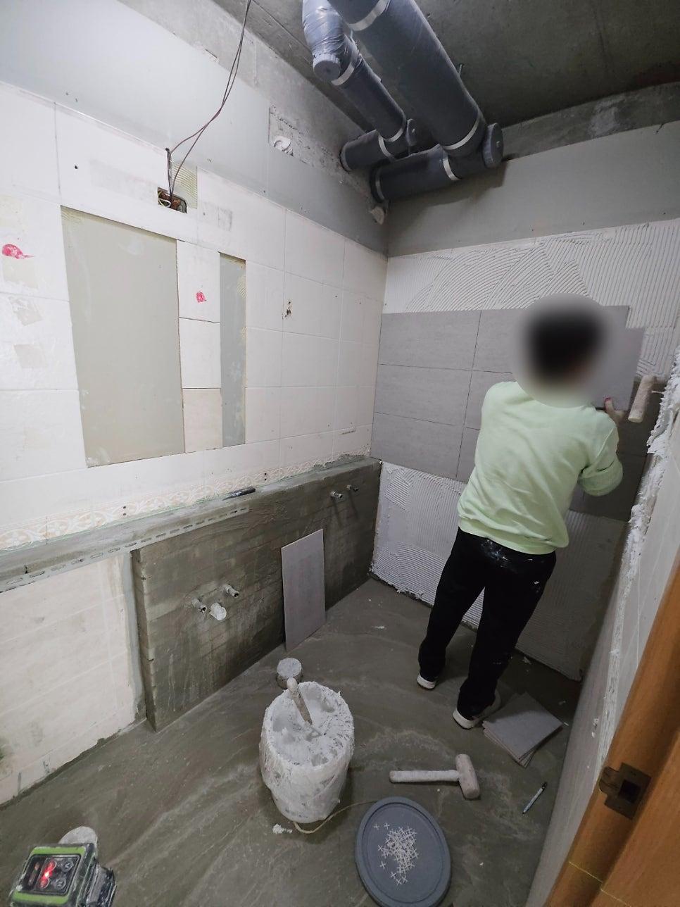 시공에 사용되는 수공구와 벽면의 모습
