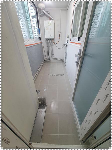 배관 장치와 타일 바닥이 보이는 실내 공간