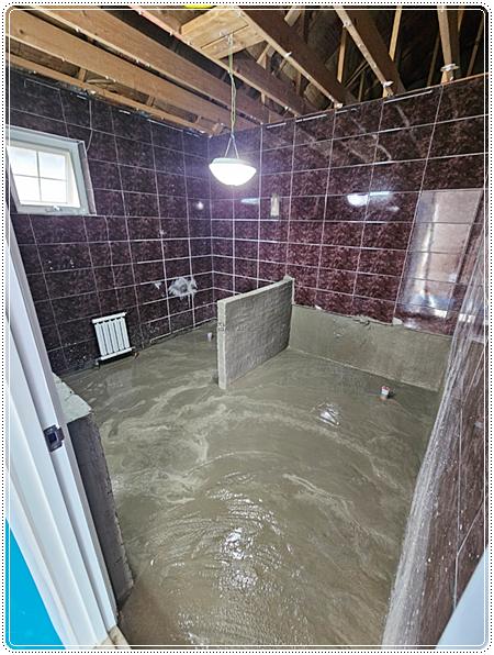 타일과 천장 보드 작업 중인 바닥 콘크리트 공간