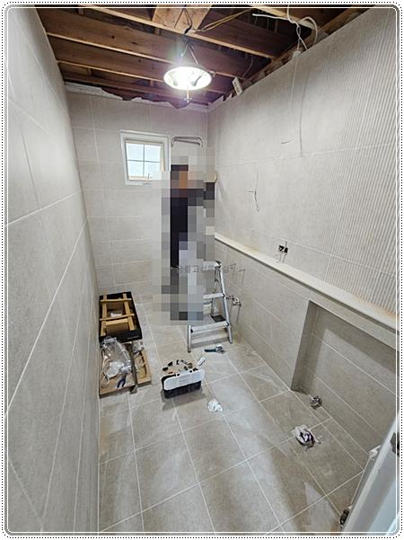 욕조와 샤워 설비 진입을 위해 정돈된 벽면