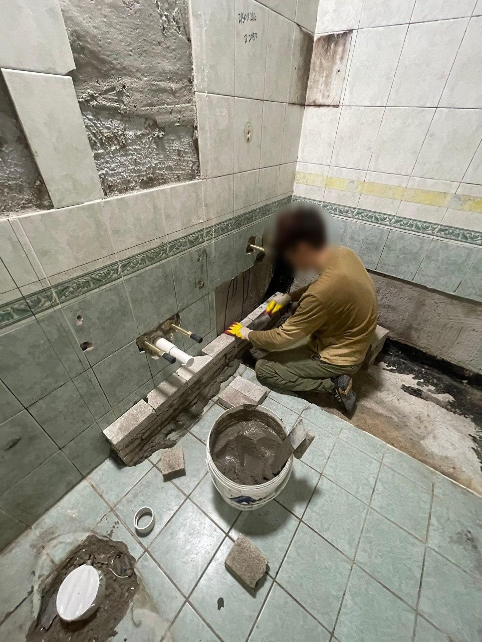벽 타일 부착 전 줄눈 간격을 맞추는 과정